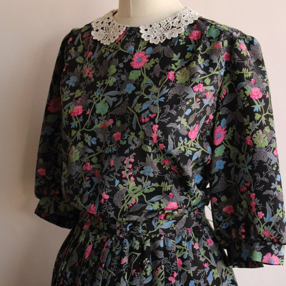 Vintage 1980's Dress with Belt, Breli Originals, Black Floral Print, Lace Collar - Picture 8 of 10